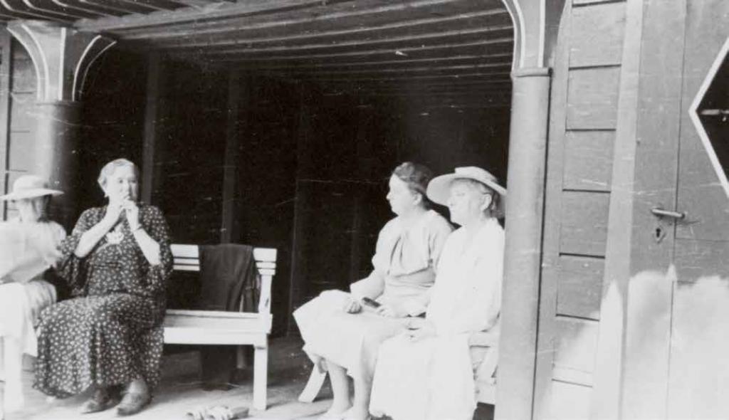 Elegante Idylle am Badehaus in den 1930er Jahren  . (Fotograf: Baron von Krause)