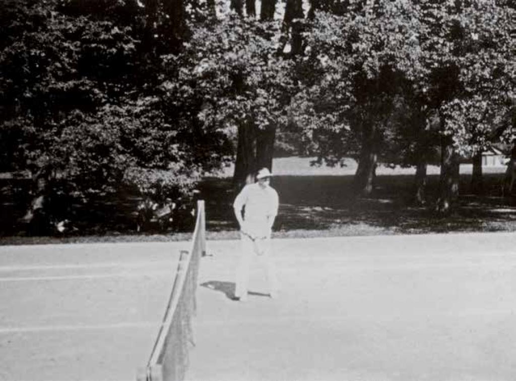 Wilhelm Hugo Ernst von Krause ließ einen Tennisplatz . 