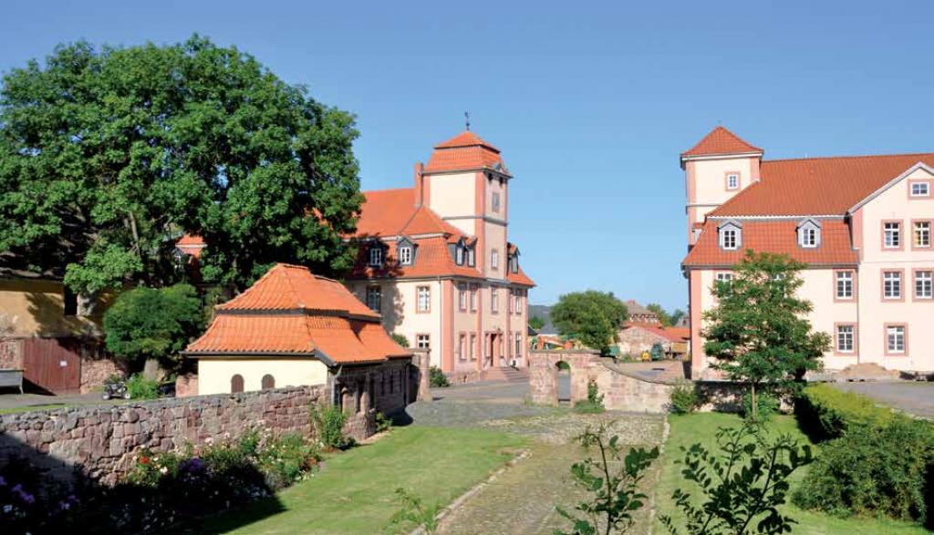 Restaurierter Gutshof Bendeleben im Jahre 2012: Die barocke Anlage mit dem typischen Mansardwalmdach entstand in den Jahren 1763–68 unter Johann Jacob von Uckermann, der auch den Park anlegen ließ. Heute ist er Sitz des Landwirtschaftsbetriebes Gut Bendel . (Fotograf: F. von Arnim)