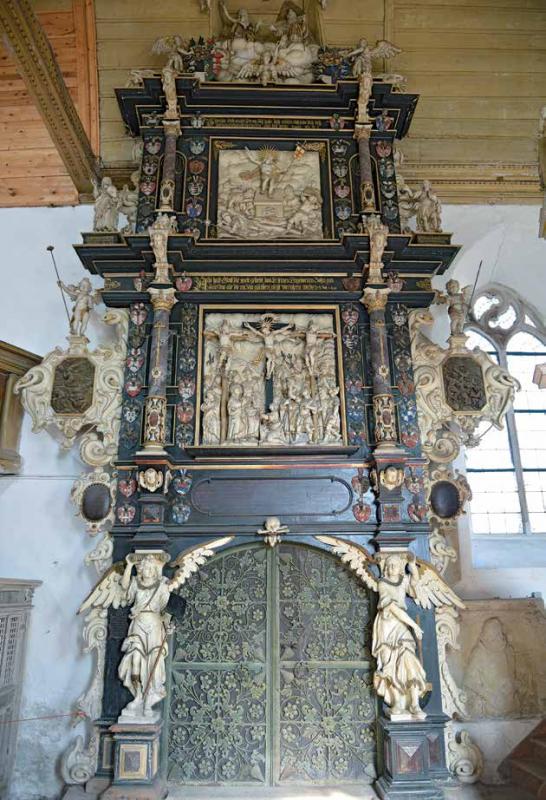 Epitaphium aus dem Jahr 1661: Das reich verzierte Grabdenkmal erinnert an die Herren von Bendeleben. . (Fotograf: L. Koch)