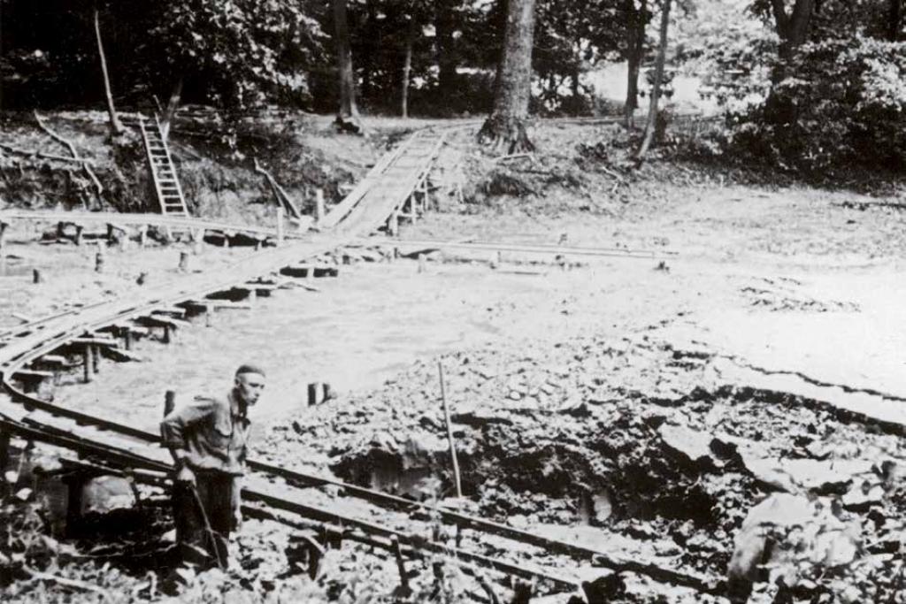 Entschlammung eines Teiches: Der Schlamm wurde auf Schienen herausgefahren und als Dünger auf den Feldern genutzt.  . (Fotograf: Baron von Krause, 1930er Jahre)