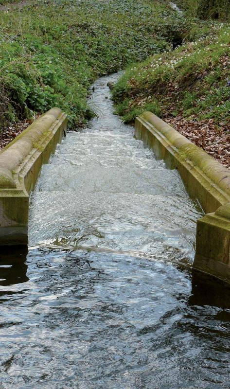 Aus dem Römischen Bad sprudelt das Wasser als Bachlauf weiter  . (Fotografin: U. Behr).